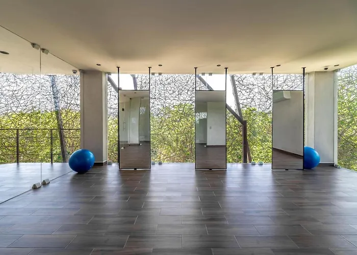 Apartment 2 Bedroom With Direct Walk-out To Pool, Sauna, And Gym *