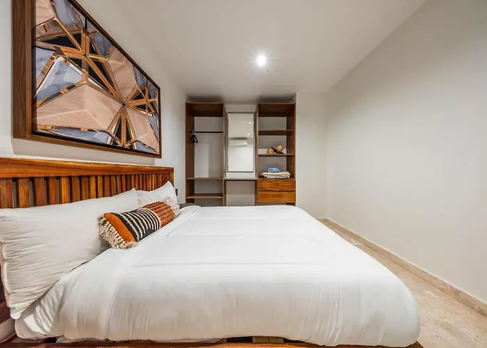 2 Bedroom With Direct Walk-out To Pool, Sauna, And Gym Apartment *