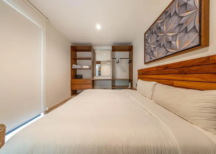 2 Bedroom With Direct Walk-out To Pool, Sauna, And Gym Apartment *