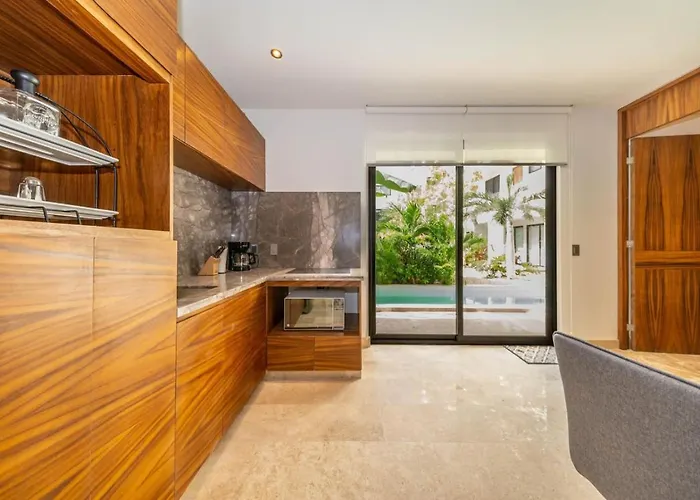Apartment 2 Bedroom With Direct Walk-out To Pool, Sauna, And Gym *